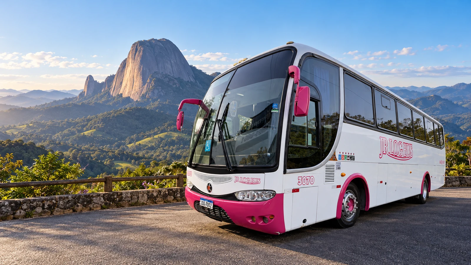 Montagem ilustrativa do ônibus JR Log Bus em cenário inspirado em Pedra Azul